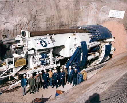 Tunnel-boring machine.jpg Tunnel-boring machine.jpg